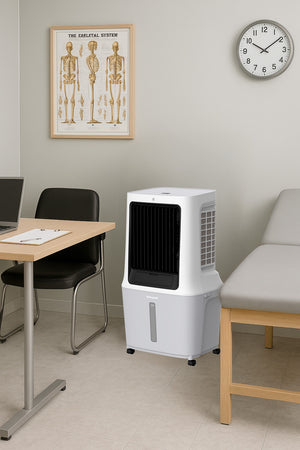 Enfriador portátil CL42HE en ambiente de oficina, ofreciendo climatización eficiente y económica para espacios de trabajo con consumo energético de solo 130 watts
