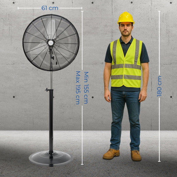 Ventilador industrial de pedestal NarvikAir NA1024 de 24 pulgadas junto a operario para referencia de escala, ideal para espacios de más de 50m²