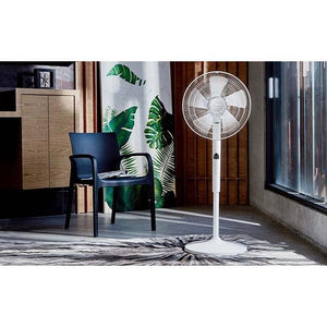 Ventilador Mytek 16" con modo silencioso en entorno de oficina, ideal para trabajar con frescura sin ruido gracias a su motor DC de bajo consumo.
