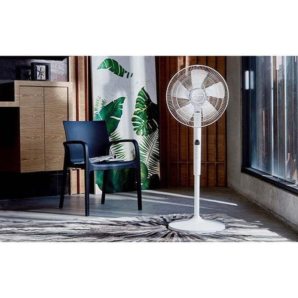 Ventilador Mytek 16" con modo silencioso en entorno de oficina, ideal para trabajar con frescura sin ruido gracias a su motor DC de bajo consumo.
