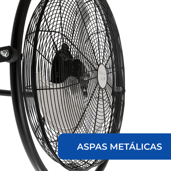 Close-up de las aspas metálicas y la rejilla de seguridad del ventilador industrial de 20 pulgadas.