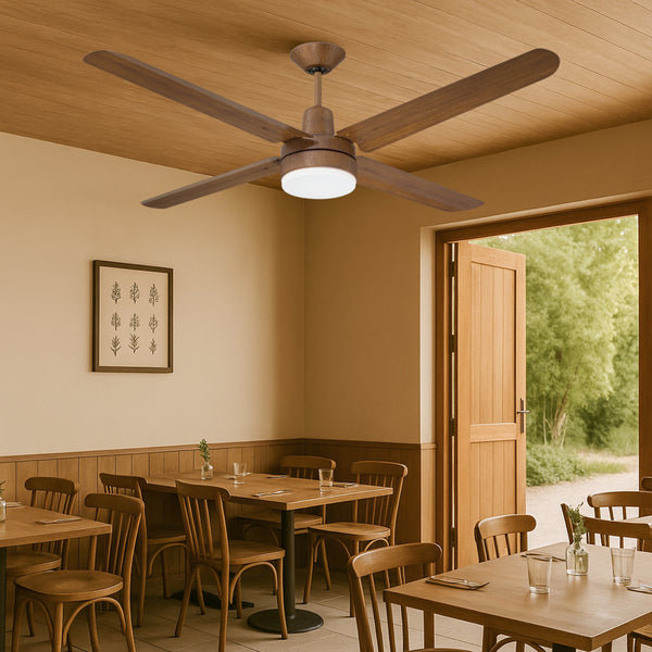 Ventilador de techo con acabado madera en restaurante moderno con luz natural.