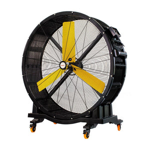 Close-up de ruedas giratorias con freno y motor de imanes permanentes del ventilador industrial Mytek 22300 CFM alto flujo.
