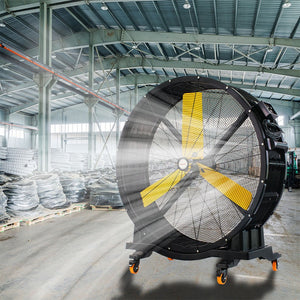 Ventilador industrial de alto flujo en uso dentro de una bodega, circulando aire para refrigeración en grandes superficies de 500 m2.